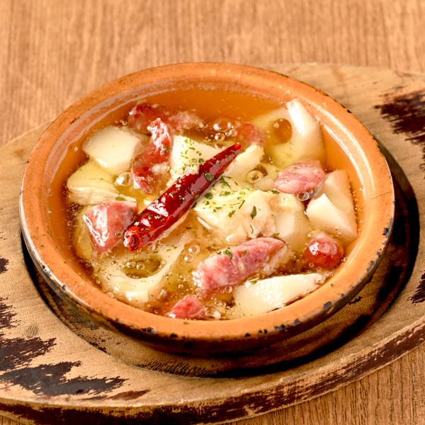 馬肉ソーセージとれんこんのチーズアヒージョ